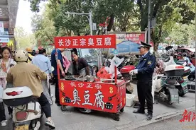 娄底市城管执法支队规范商业中心市容秩序图片