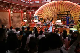 【双语财讯】暑期消费拉动7月经济 扩内需政策加力显效图片