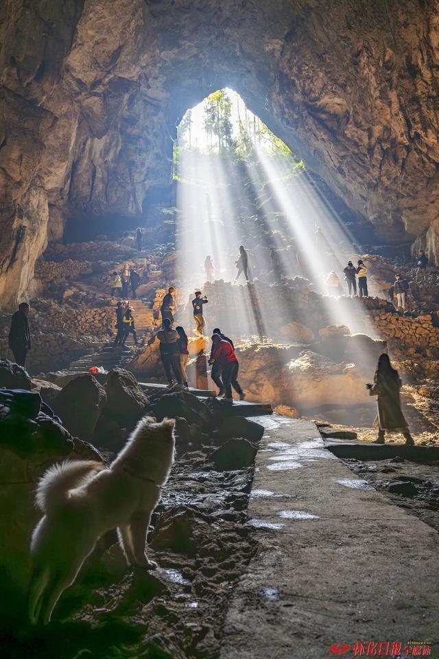 图说怀化｜鹤城黄岩金鸡洞内现“光瀑”奇观