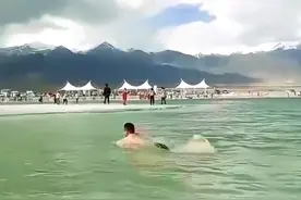 男子在青海大柴旦翡翠湖游泳，网友称“罚他泡三个小时腌肉”，景区：盐湖水对皮肤有害图片
