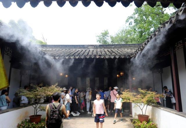江苏苏州：留园喷雾送清凉