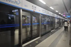 地铁10号线一列车在西土城站出现故障，记者探访：正在排查图片