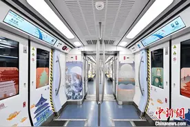 北京中轴线地铁2号线专列上线运营图片