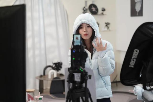 退伍老兵爆改平湖羽绒服：请杨超越代言，在拼多多年销八千万