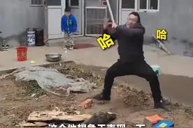 女婿回丈母娘家主动劈柴 下一秒被晾衣绳“掀翻” 想表现一下 结果搞笑了一下图片