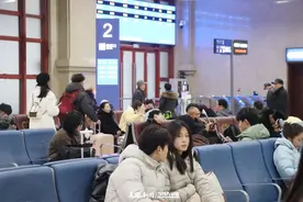 【天眼镜像】绿皮火车上的温情瞬间图片