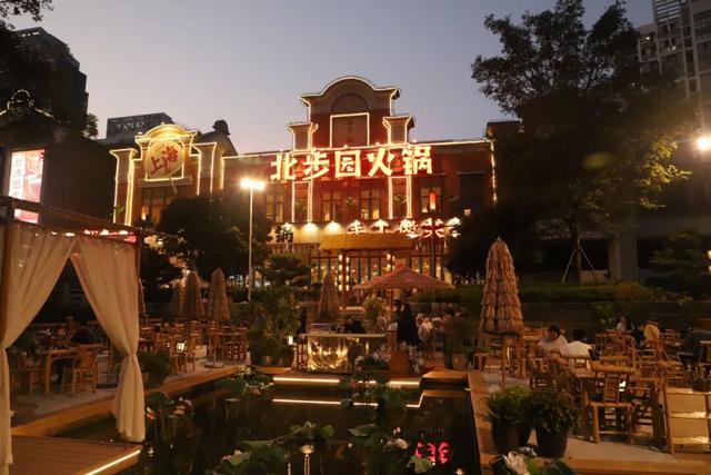 当重庆火锅遇上海派生活，“嘉”门口的夜生活亮了！