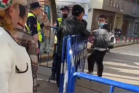 知名影星在武汉纸坊大街拍戏用围栏封路引居民不满？当地多方回应图片