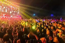 嘻哈闹海·日照沙滩音乐节｜沙一汀倾情演唱，甜度超标！图片