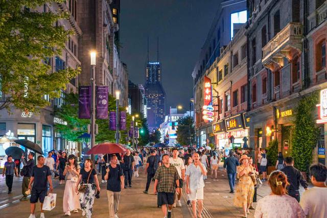 卷皮、卷馅、卷创意，南京路步行街从“购物目的地”到“城市文化体验场”