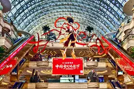 新春走基层丨游客来成都City Walk提前享年味：打卡巨型“哪吒”，排队吃美食→图片