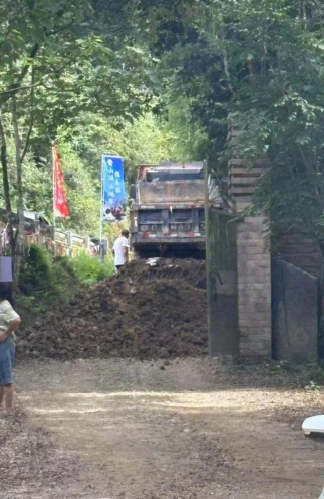 溯溪营地被倒土封路游客挖土两小时