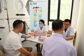 为卡车司机提供公益医疗服务 加能站与社区卫生中心“结对”图片