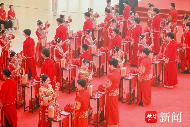 宿迁这场集体婚礼，66对新人携手走到一起，大多是同事