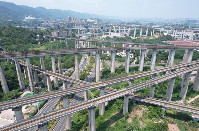 铁路桥惊现第五层！网友：魔幻城市名不虚传！