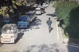 休假期间在山东枣庄一小区突遇火情  北京一消防员开启“工作模式”带头扑救图片