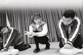 小学生“秒救”卡喉弟弟 学校急救课堂形式新内容实图片