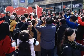 男高音歌唱家张英席携手“花花”，唱响成都街头图片