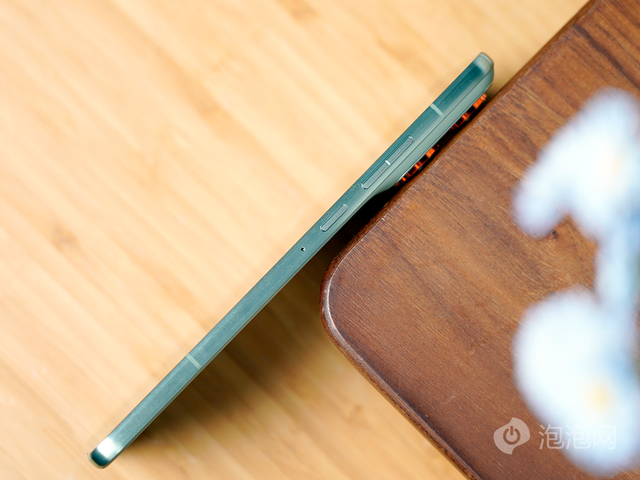 超纤薄设计，轻巧好手感 联想moto X70 Air评测