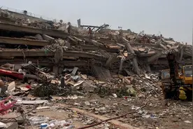 “一家五口只有两个孩子生还”，儿童玩具散落在缅甸大地震废墟中图片