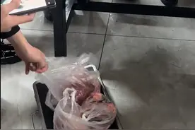从下午吃到晚上，两食客吃自助火锅疑欲顺走20斤肉被“捉现行”，老板无奈报警图片