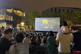 成都秋日夜生活“新玩法”：到公园吹着晚风看坝坝电影图片