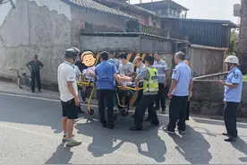 老人摔倒路边，东莞谢岗城管暖心相助图片