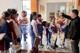 小学生“校外课堂”走进鸟笼博物馆 手作竹编画送郫都古城村老人图片