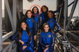 水果姐上完太空激动亲吻大地 全女性团队致敬航天先驱图片