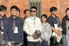 江西台企柏采窑向访台的马龙赠送“柏采四代粉青龙杯”图片