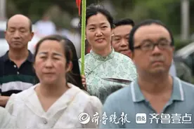 人群中最亮眼！家长手举一米多高手工向日葵迎接考生图片