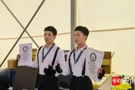 新的吉尼斯世界纪录！江苏杂技演员单手托举头顶30秒倒立旋转56圈图片