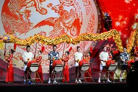 （体育）羽毛球——“王者之志·寻梦之旅”羽毛球表演赛中国站在银川举行图片