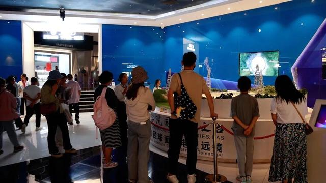 【山水黔南多奇幻】国庆旅游消费市场火爆，平塘“旅游饭”越吃越香