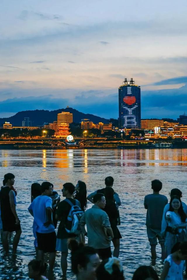 写信告诉我，今天，宜宾的“海”是什么颜色……