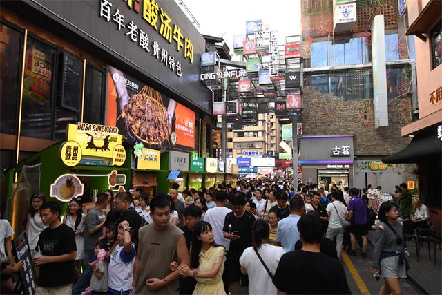 贵阳：青云路步行街人气旺