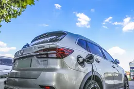 比亚迪卖一辆车净赚9000元！中国产销规模全球第一，专家：除特斯拉、比亚迪，大多数车企都在亏损【附新能源汽车行业竞争分析】图片