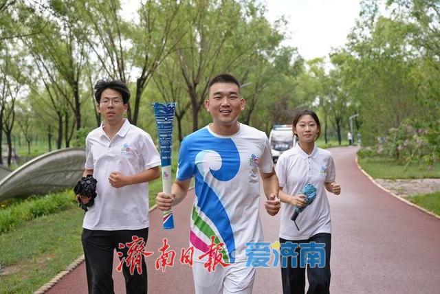 袈裟泉涌千年韵！2025济南国际泉水节“泉炬”传递抵达长清