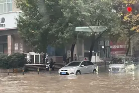 请绕行！今晨郑州一路段水管爆裂，积水超半个车轮深！图片