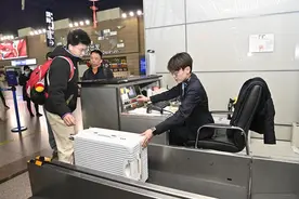 东航浦东机场地服为幸福团圆“站岗”图片