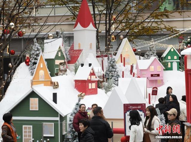 重庆一商圈打造“雪山小镇” 游人邂逅浪漫冬日“雪景”