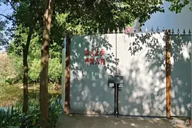 徐汇闵行交界处一公园，为何只开放了十分之一？多年铁门紧闭市民直呼可惜图片