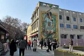 把女生的腿画粗了？黄鹤楼附近一壁画引讨论，主创：展现女性肌肉线条，抛开白瘦幼审美图片