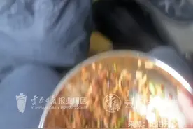 吃午饭时遇出警 消防员端着饭碗上消防车图片