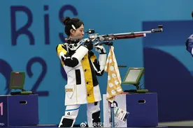 “阿条姐”黄雨婷破世界纪录夺冠，一个月前刚过完18岁生日图片