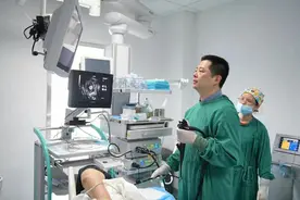 食管被巨大胃结石堵死，消化专家胃镜下巧手取出“拦路石”图片