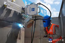 全国领先！大批量智能焊接机器人在深超总基地C塔项目开焊图片