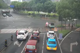 吓出汗！小车街头漂移，结果…图片