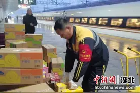 风雪中，红安西站为旅客及时送上2100份暖心食品图片