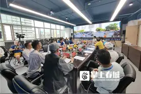 人大代表“变身”昆明12345热线接线员后，这么说……图片